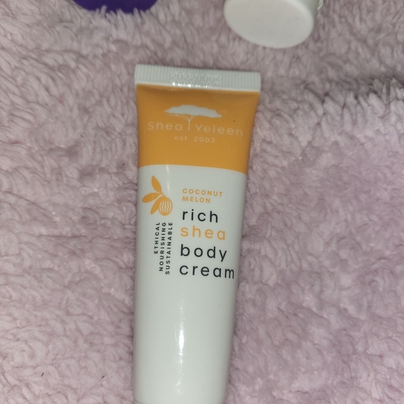 Set of 4 Lotions travel size cake merci,kensie and shea Yeleen - Picture 3 of 6